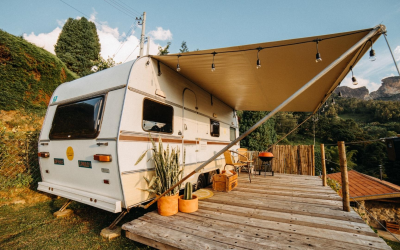 Optimiser une petite caravane avec meubles modulables et rangements futés