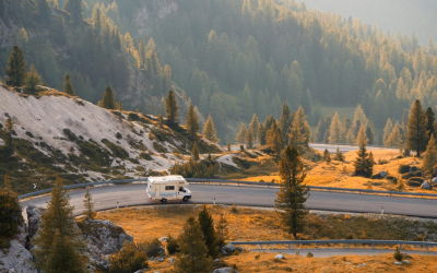 Aménagement d’une petite caravane optimisée avec meubles modulables et astucieux