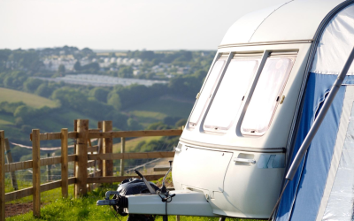 Optimisez votre mini caravane avec meubles modulables et rangements futés