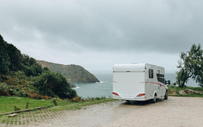 Maximiser l’espace d’une petite caravane : astuces 2024 incontournables